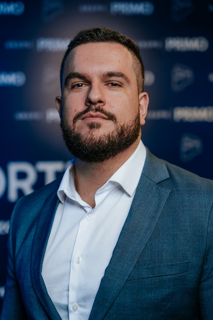 Guilherme Marchezoni, consultor financeiro, de terno azul-escuro